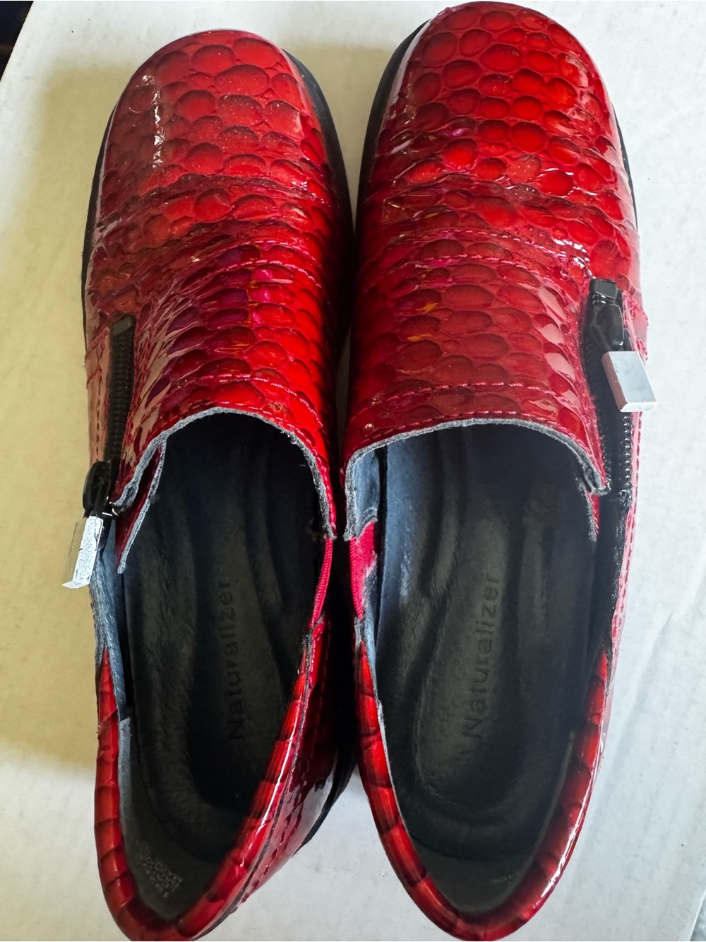 Women's Naturalizer leather Loafer Red excellent condition slip on shoes 6